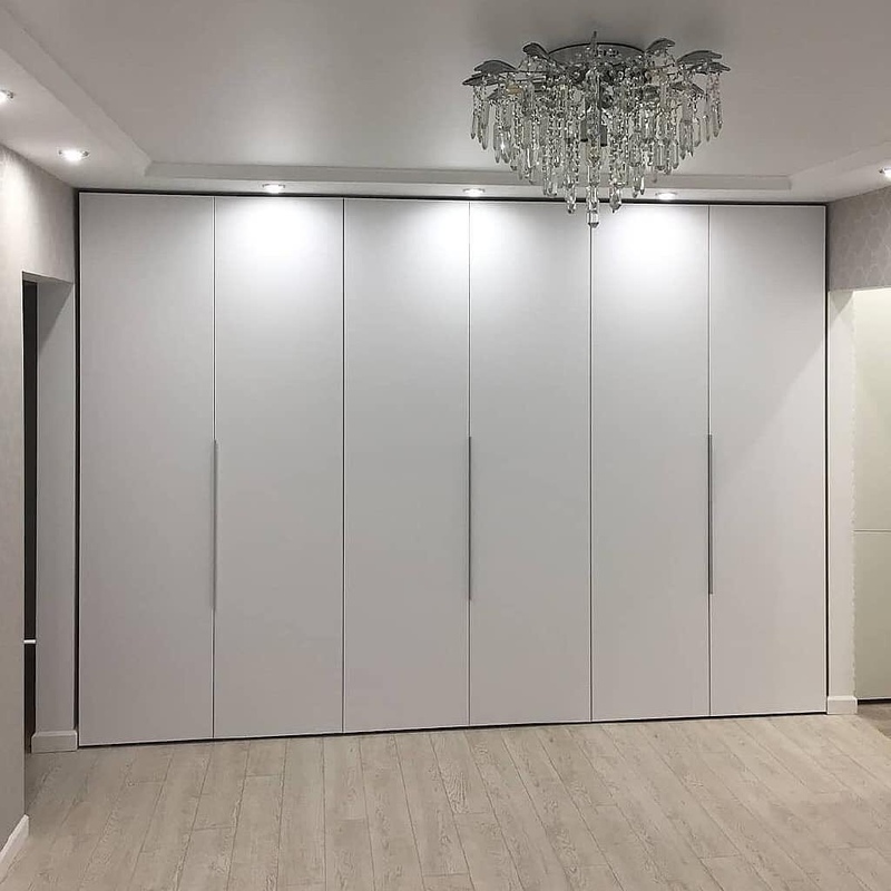 Встроенные распашные шкафы-Встроенный шкаф с белыми распашными дверями «Модель 48»-фото1